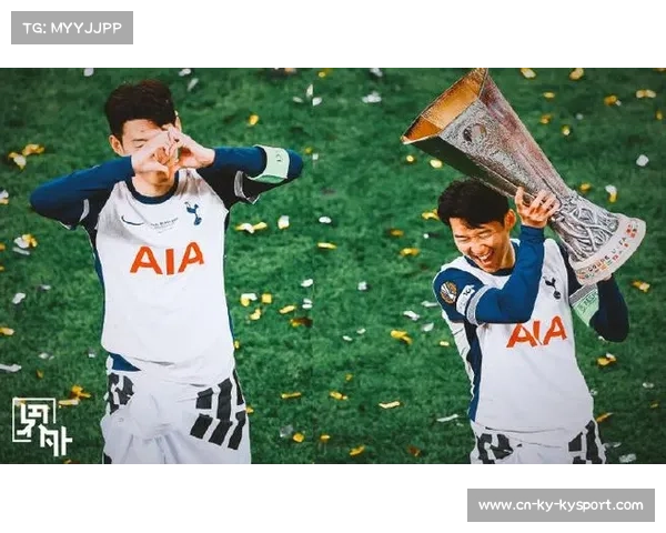 热刺夺欧联杯冠军 孙兴慜领队捧杯庆辉煌