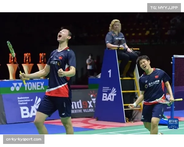 亚锦赛举办羽毛球文化展，百年羽拍演变史吸引观众驻足